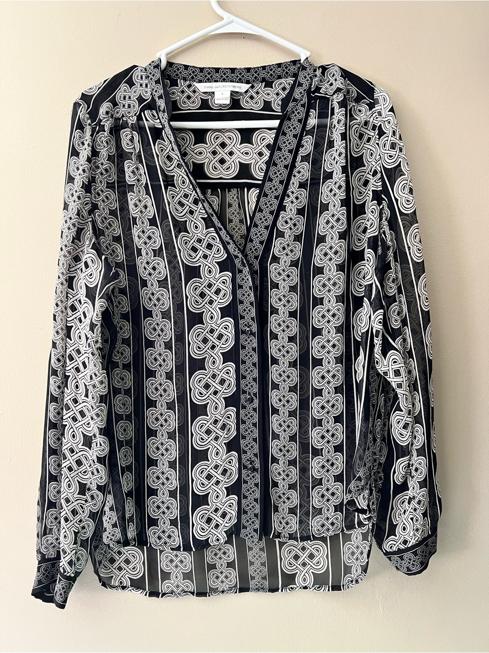 Diane Von Furstenberg  Harlow 💯 silk long sleeve Black and white Blouse v neck.